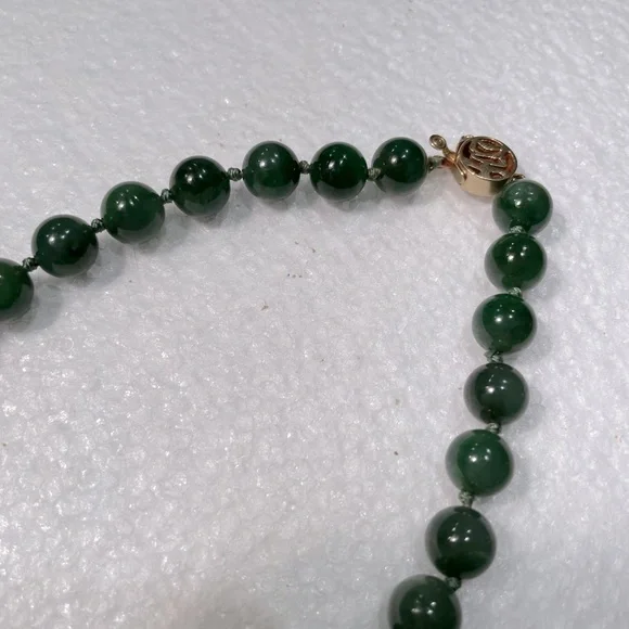 Jade Chocker Necklace With 14k Gold Clasp Lock - Picture 4 of 8